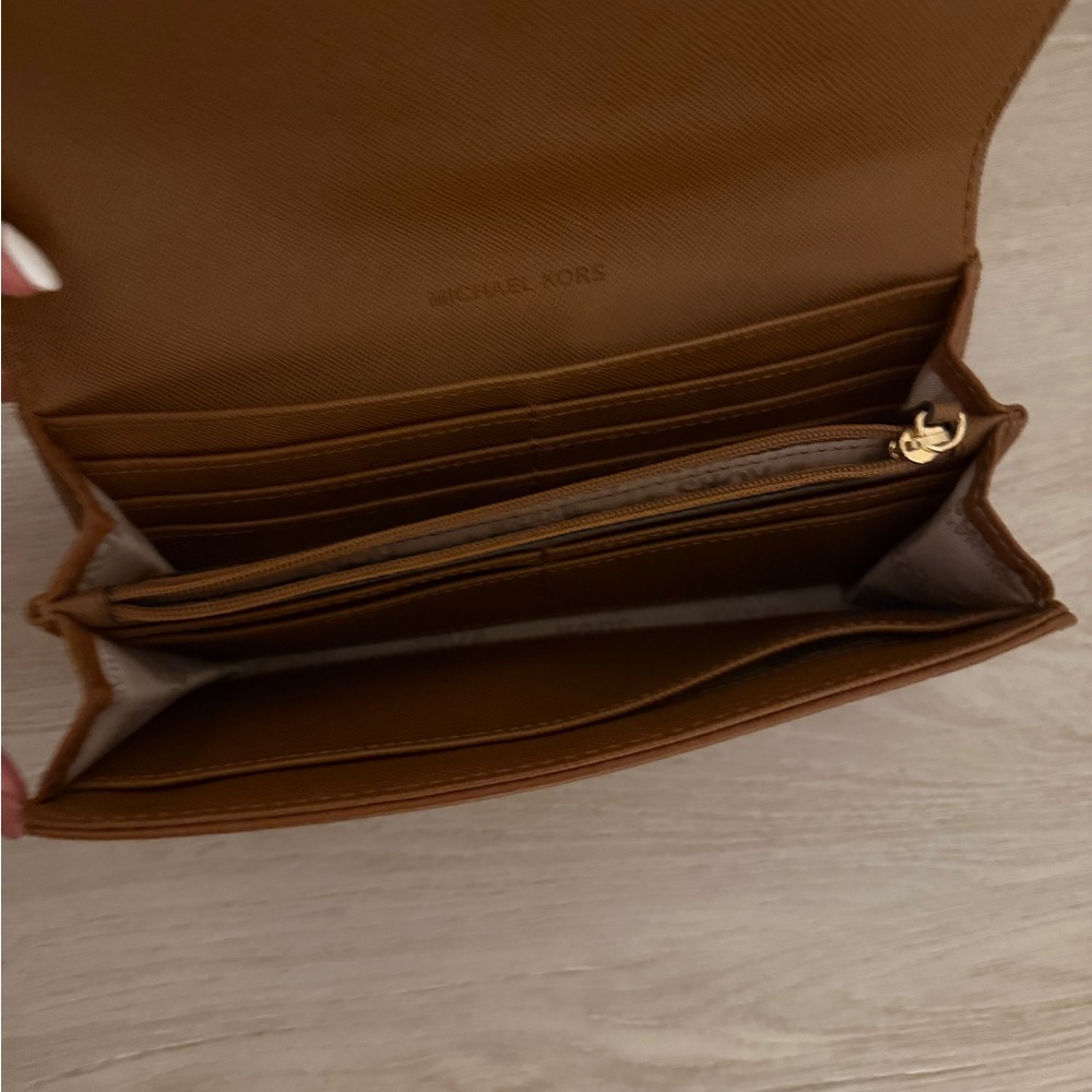 Michael Kors luggage Wallet with Gold Logo - Picture 3 of 4